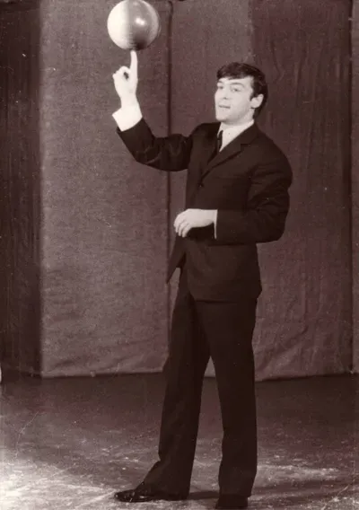 Геннадий Хазанов — артист эстрады.