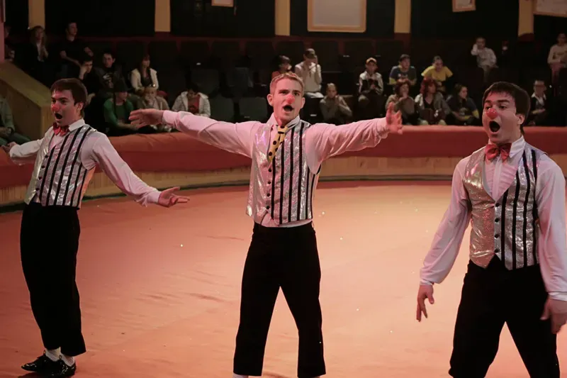 молодые цирковые артисты