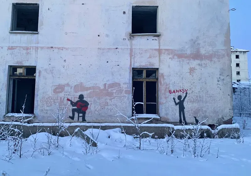 Граффити на стенах заброшенного Кадыкчана.