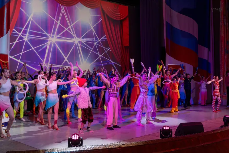 Артисты выступают для своих сверстников.