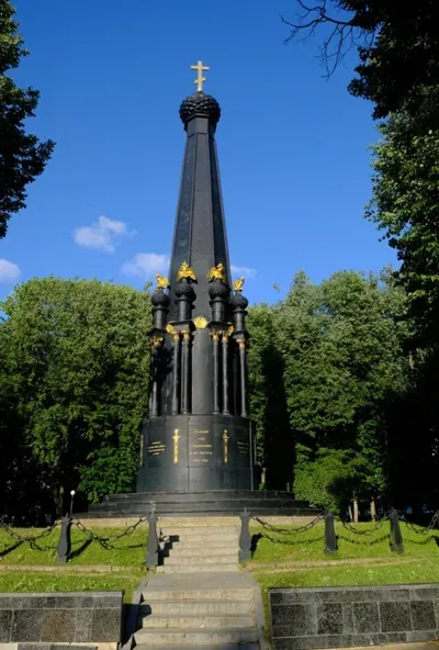 Лопатинский сад. Памятник защитникам Смоленска 1812 и 1941 годов.
