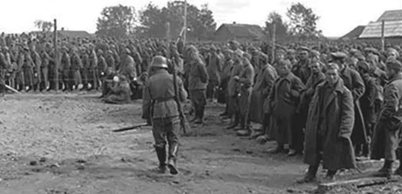 Советские военнопленные в лагере.