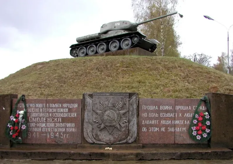 Мемориал воинам 16-й армии включает братскую могилу, танк Т-34 и стелу с именами погибших.