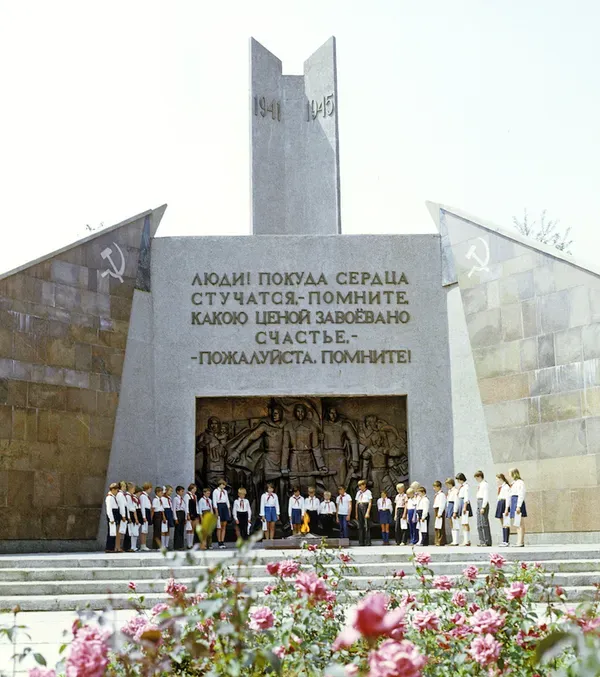 Торжественная пионерская линейка на «Кургане бессмертия». Открыт 25 сентября 1970 году.