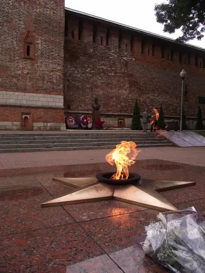 Вечный огонь у крепостной стены. Смоленск
