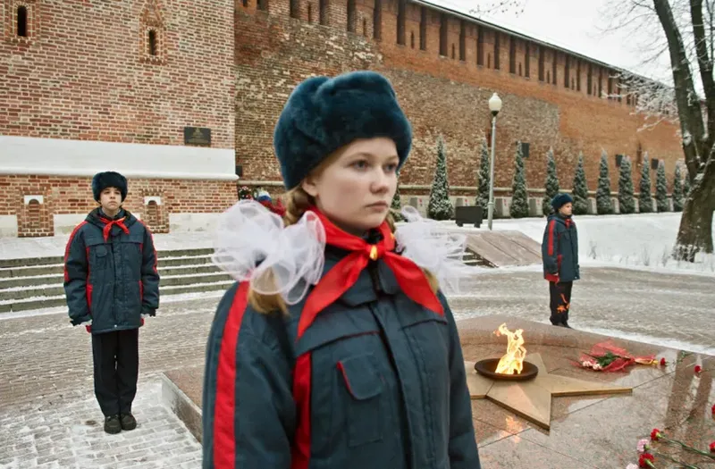 Школьники несут караул у Вечного огня в сквере Памяти героев.