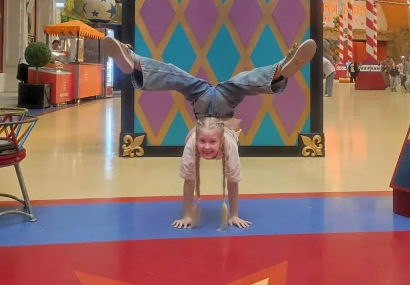 Арина стоит на руках