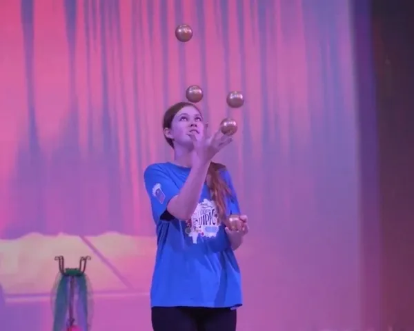 Алёна Богатырёва на сцене Орлёнка