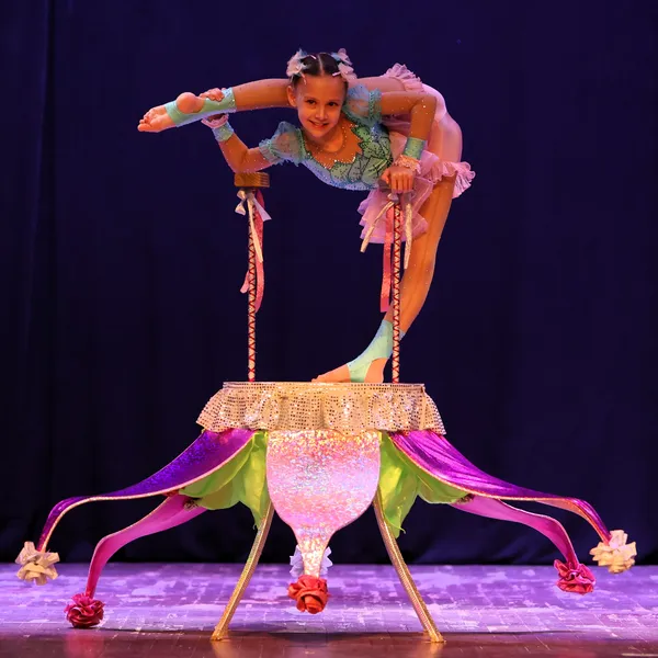 Дюймовочка показывает свою гибкость