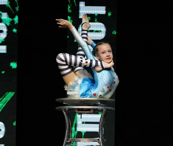 Полина показывает чудеса гибкости