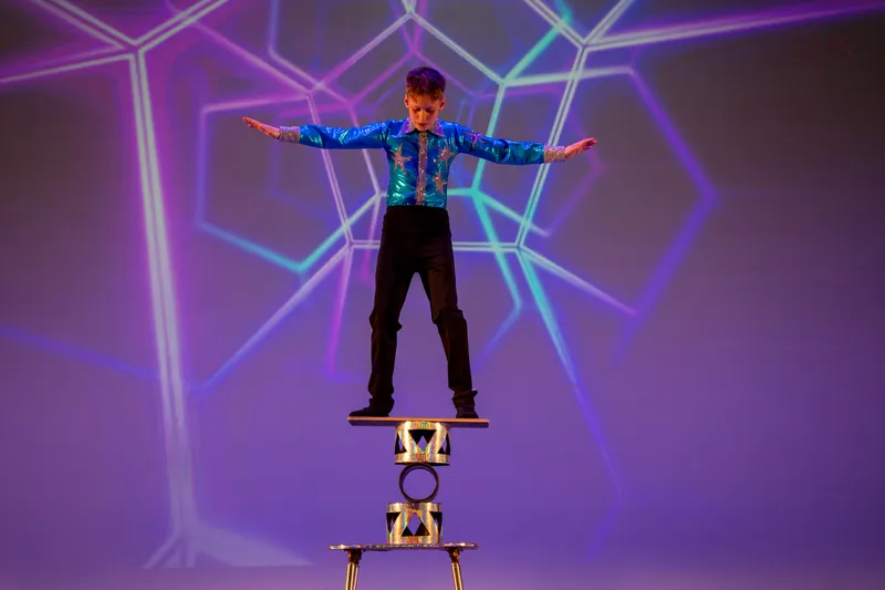 Михаил Дружинин держит равновесие на катушках.