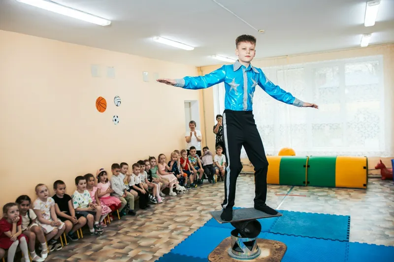 Михаил Дружинин выступает перед ребятами.