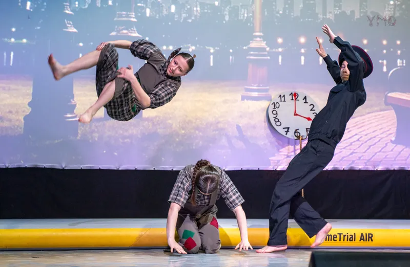 Коллектив «Исток» на сцене Орлёнка