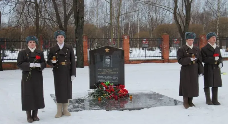 Возложение цветов к могиле Кузьмина.
