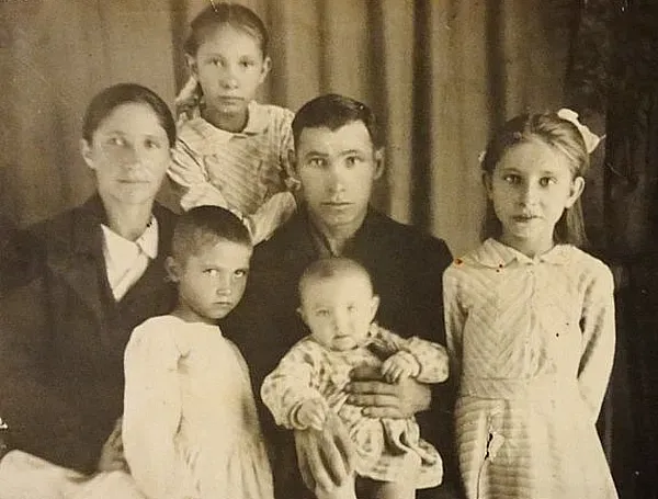 Василий Матвеевич (сын, участник событий 14.02.1942) и Надежда Антиповна Кузьмины с детьми Александрой, Валентиной, Ниной, Николаем.