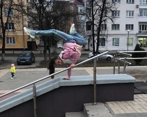 Эвелина стоит на руке