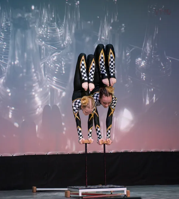 Эвелина и Арина на сцене Орлёнка