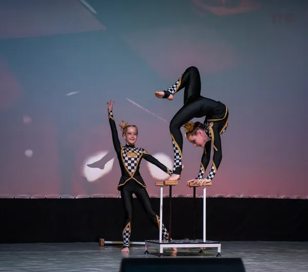 Эвелина и Арина на сцене Орлёнка