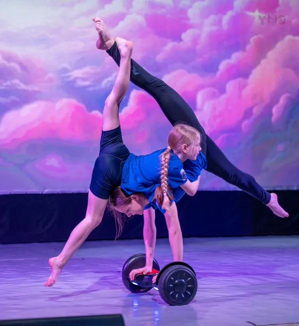 Эвелина Минакова и Арина Алтынникова на репетиции