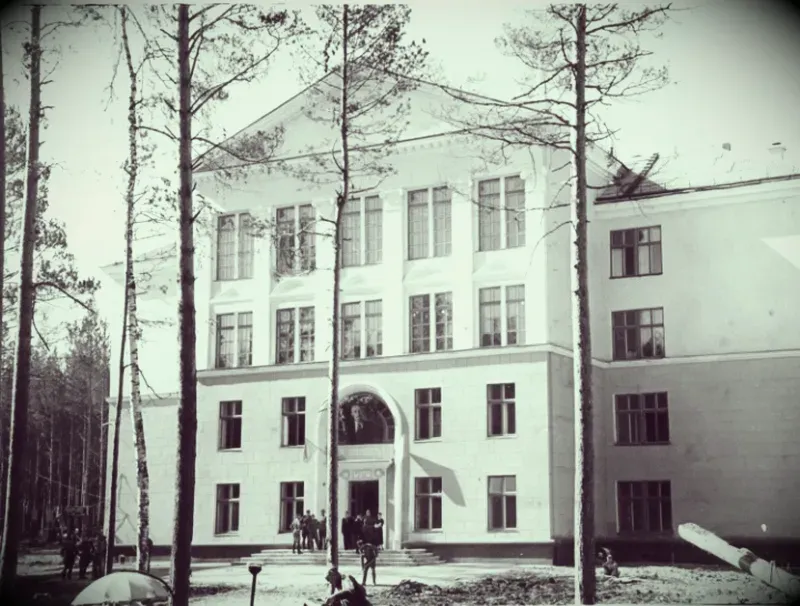 Здание первой в городе школы № 124
