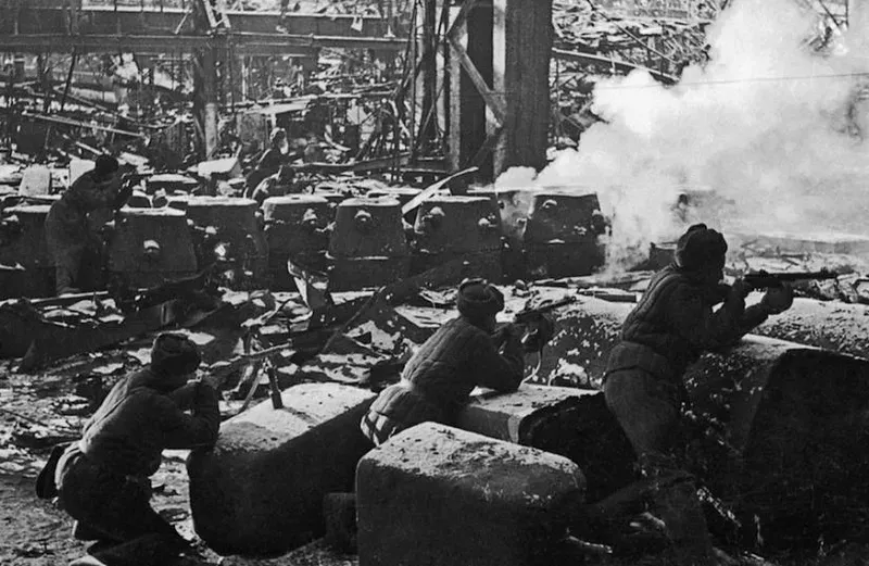 Советские солдаты ведут бой на территории Сталинградского завода «Красный Октябрь» в мартеновском цехе № 1. Декабрь 1942 года.