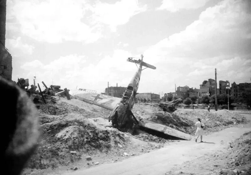 Сбитый вражеский истребитель в центре Сталинграда.