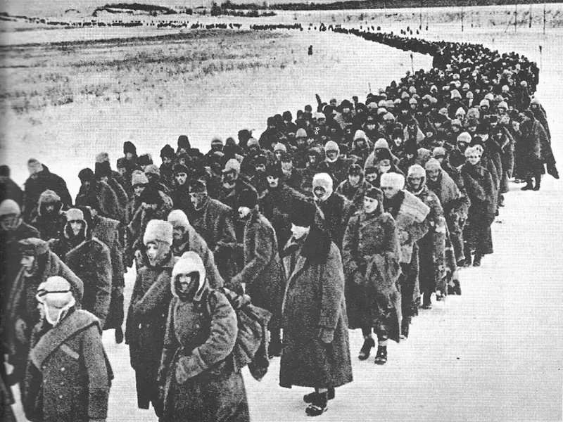 Пленённые под Сталинградом немецкие, итальянские, венгерские и другие военнослужащие. 1943 год.