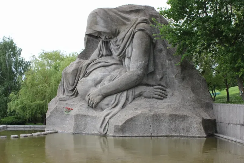 Скульптура «Скорбящая мать».