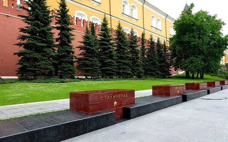 Москва. Аллея Городов-Героев и Городов воинской славы у Кремлёвской стены на территории Александровского сада.