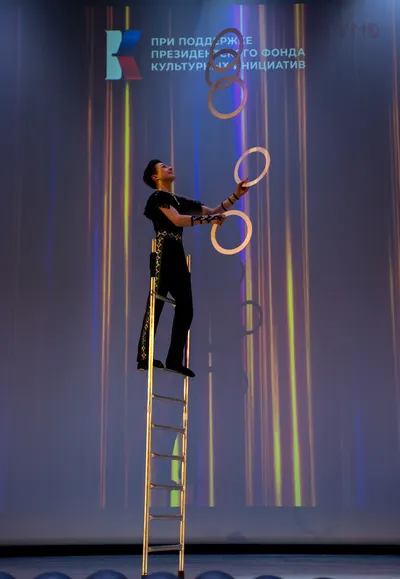 Лев Яицких жонглирует на вольностоящей лестнице