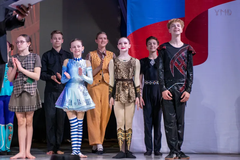 Лев Яицких на сцене с друзьями